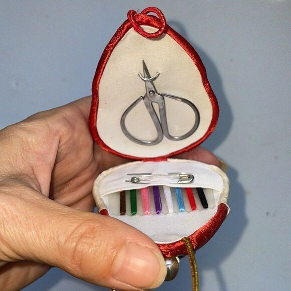 Unique vintage red/white satin Santa Claus face ornament with sewing kit inside - Picture 4 of 5